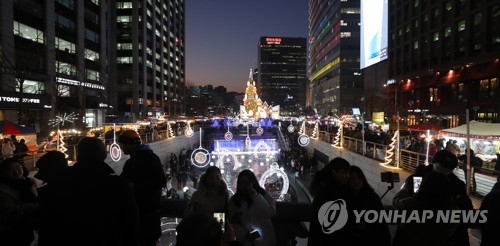 전국 곳곳서 '성탄 축하'…놀이공원·스키장에 '인파'