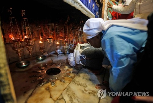 성탄 전야 맞은 베들레헴, 전세계 순례객들로 '넘실'