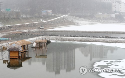 "따뜻한 날씨가 야속해"…강 얼지 않아 강원 겨울축제 '비상'