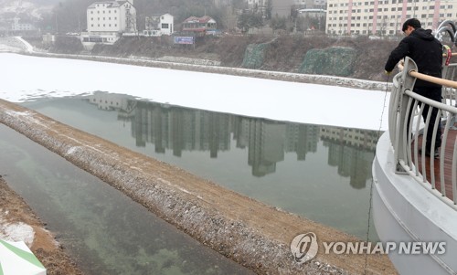 "따뜻한 날씨가 야속해"…강 얼지 않아 강원 겨울축제 '비상'