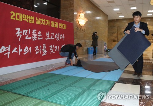 '속수무책' 한국당, 4+1 분열시도·여론전·보수통합으로 반격