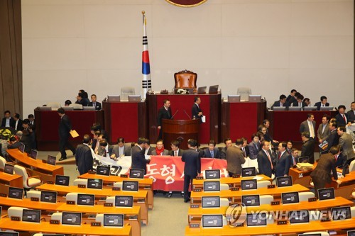 한국당, 본회의장 연단 앞서 농성 중…본회의 개의 지연