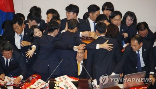 선거법 본회의 통과…내년 총선서 준연동형 비례 첫 도입