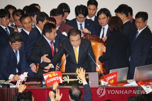 '연동형 비례' 내년 총선 첫 도입…한국당 반발 속 선거법 통과