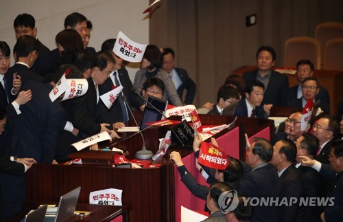 의장석 점거·인간장벽·몸싸움…'동물국회' 재연한 국회 본회의