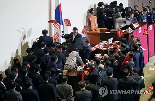 의장석 점거·인간장벽·몸싸움…'동물국회' 재연한 국회 본회의