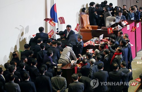 의장석 점거·몸싸움·욕설까지…'동물국회' 재연 아수라장 국회(종합3보)