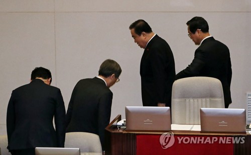 여야 필리버스터 대결 '2라운드' 돌입…공수처법안 '찬반 격론'(종합)