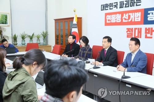 한국당, 내일 의총서 공수처법 표결 참여 여부 결정