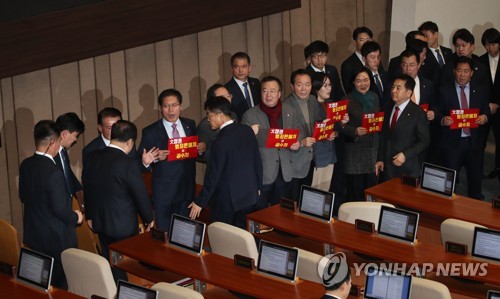 공수처법, 29분만에 '속전속결' 처리…한국당 "날치기" 고성항의(종합)