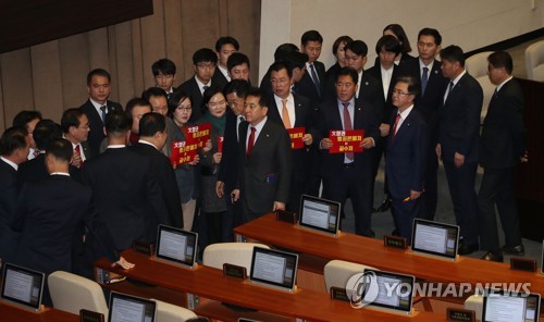 한국당 "머릿수 폭주 못막았다"…'보수통합'에 힘싣기(종합)