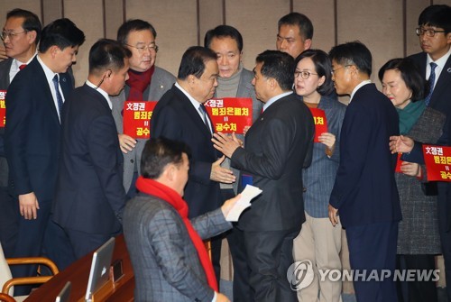 '공수처법 표결' 본회의 34분 지각 개의…한국당, 연단서 농성