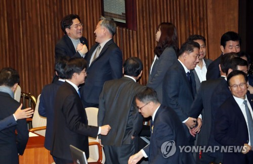 공수처법, 29분만에 '속전속결' 처리…한국당 "날치기" 고성항의(종합)