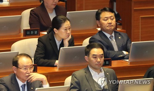 '檢견제 제도화'공수처법 국회 통과…한국당,의원직 총사퇴 결의(종합)