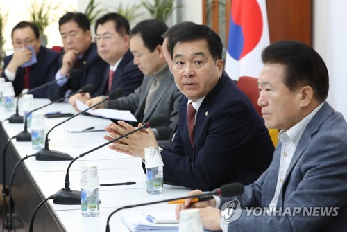 '의원직 총사퇴' 한국당 대여 총공세…"공수처는 친문충견"