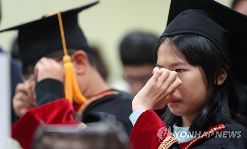 "고마웠어, 우리 학교야" 시골 초등학교의 마지막 졸업식