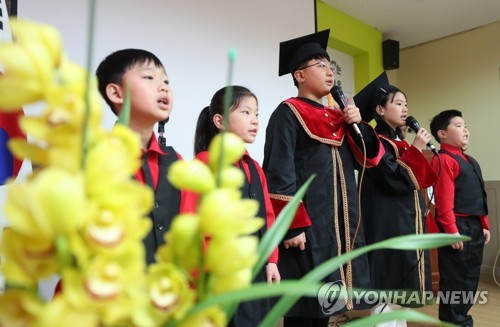 "고마웠어, 우리 학교야" 시골 초등학교의 마지막 졸업식