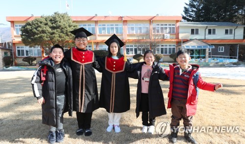 "고마웠어, 우리 학교야" 시골 초등학교의 마지막 졸업식