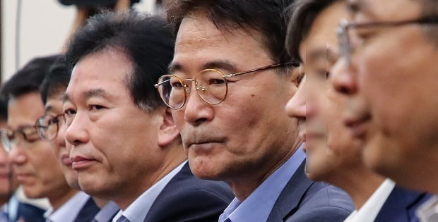 수석 ·보좌관 회의 참석한 수석들과 비서관들 (사진=연합뉴스)