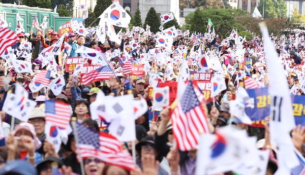 9일 오후 서울 광화문광장 일대에서 범보수단체 주최로 열린 '조국 법무부 장관 사퇴 촉구 집회'에서 참가자들이 태극기를 흔들며 구호를 외치고 있다. 사진=연합뉴스