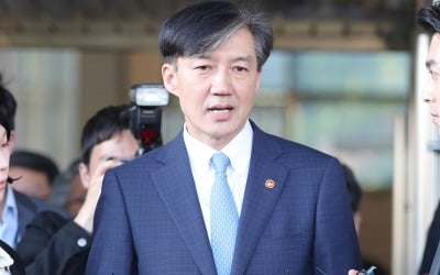 '영장청구' 조국, 26일 구속심사…野 "조국이 하면 '정무적 판단' 남이 하면 '직권남용'?"