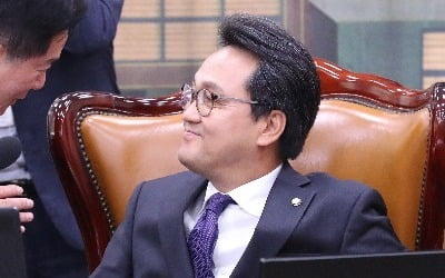 민주당 임동호, 자택 압수수색 당일 출국 … 안민석 "숨는 자가 범인" 발언 재조명