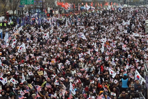 지난달 30일 오후 서울 광화문 동화면세점 앞에서 '문재인하야 범국민투쟁운동본부'가 연 대한민국 바로세우기 국민대회에서 참가자들이 태극기와 성조기를 흔들고 있다. /사진=연합뉴스