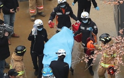 과천 붕괴 사고 매몰자 2명, 3시간 만 모두 구조 "의식 명료"