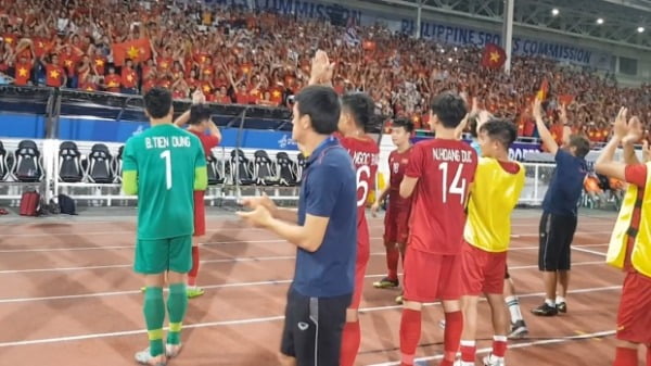 박항서 감독이 이끄는 베트남 22세 이하(U-22) 축구 대표팀이 1일 필리핀 마닐라 리살 기념 경기장에서 펼친 동남아시아게임 축구 B조 3차전에서 인도네시아에 2-1로 역전승한 뒤 베트남 축구팬들과 기뻐하고 있다/사진=연합뉴스