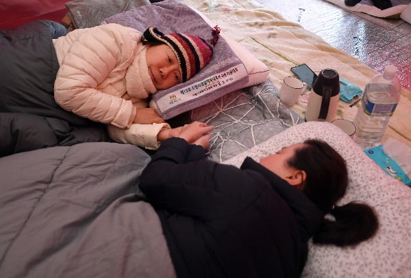 2일 청와대 사랑채 앞 투쟁 천막에서 단식 중인 정미경 최고위원(왼쪽)과 신보라 최고위원이 서로의 손을 잡으며 격려하고 있다. 사진=연합뉴스