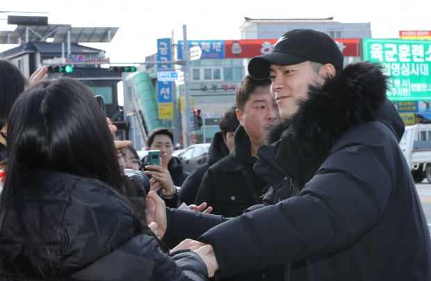 팬들과 인사하는 홍종현/사진=연합뉴스