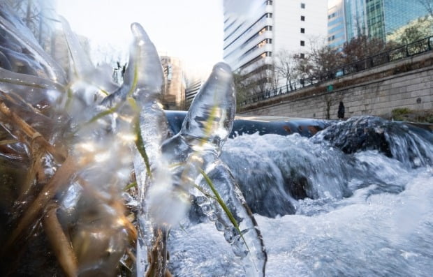 8일 낮부터 전국 기온이 영상을 회복하겠다. 사진은 얼음이 얼은 서울 청계천 모습. 사진=연합뉴스