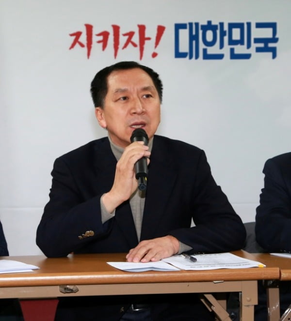 6일 자유한국당 울산시당 당사에서 주요 당직자가 참석한 가운데 '청와대 하명수사 의혹'과 관련해 향후 대응 방향과 전략을 논의하는 회의가 열렸다. 사진은 회의에 참석해 발언하고 있는 김기현 전 울산시장의 모습. /사진=연합뉴스