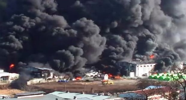 경북 칠곡군 팔레트 공장에서 발생한 화재가 진압되고 있다. 사진=연합뉴스