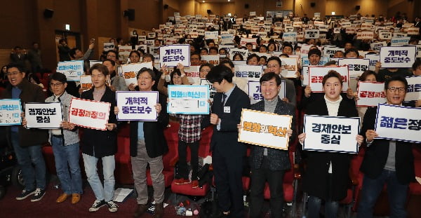 8일 오전 서울 여의도 국회 의원회관에서 열린 '변화와 혁신' 중앙당 발기인 대회에서 하태경 창당준비위원장과 유승민 의원 등 참석자들이 피켓을 들고 구호를 외치고 있다. 사진=연합뉴스