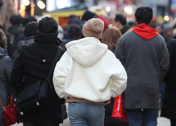  8일 오후 서울 중구 명동에서 두꺼운 옷을 입은 시민들이 거리를 걷고 있다/사진=연합뉴스