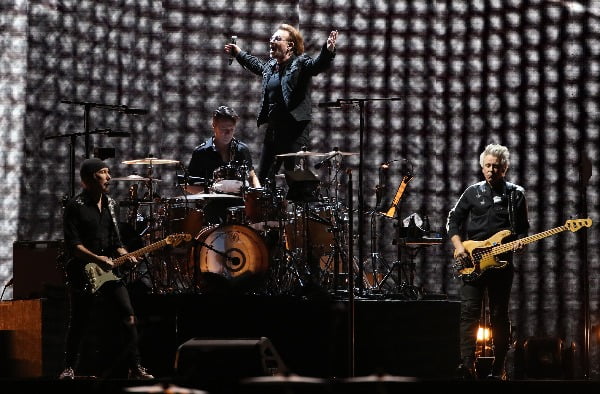 아일랜드 출신의 세계적인 록밴드 U2가 8일 오후 서울 구로구 고척스카이돔에서 역사적인 첫 내한 공연을 펼치고 있다. '조슈아 트리 투어 2019' 서울 공연으로, 밴드 결성 이후 43년 만에 처음으로 성사된 내한 공연이다/사진=연합뉴스