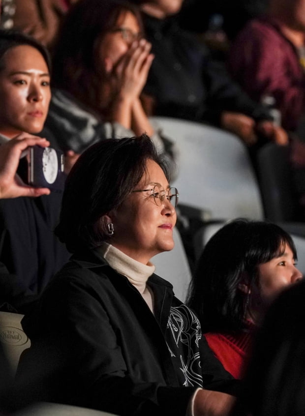 재인 대통령 부인 김정숙 여사가 지난 8일 서울 구로구 고척스카이돔에서 열린 록밴드 U2의 '조슈아 트리 투어 2019' 서울 공연을 관람하고 있다. /사진=청와대