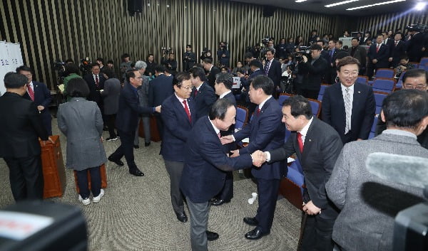 [속보] 한국당 원내대표 선거 1위 심재철, 2위 강석호·김선동…결선투표로 최종 결정