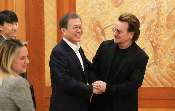 문재인 대통령이 9일 청와대에서 록밴드인 'U2'의 보컬이자 사회운동가 보노와 인사하고 있다. 사진=연합뉴스