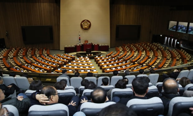 9일 오후 국회를 방문한 방청객들이 본회의장 방청석에 앉아 설명을 듣고 있다. 여야는 10일 본회의를 열고 민생법안과 예산안 등을 처리할 예정이다. 사진=연합뉴스