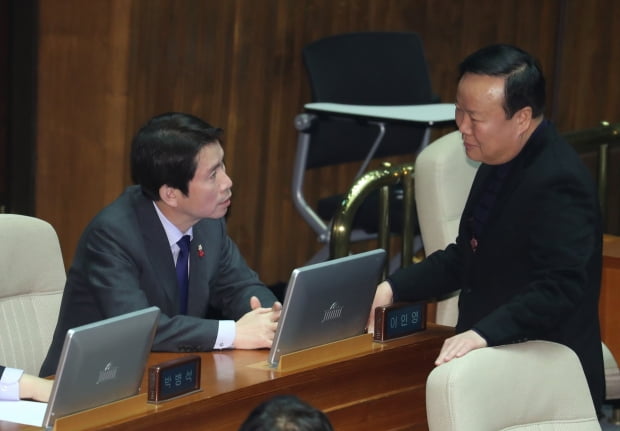  10일 오전 서울 여의도 국회에서 열린 본회의에서 더불어민주당 이인영 원내대표(왼쪽)와 자유한국당 김재원 정책위의장이 대화하고 있다. /사진=연합뉴스