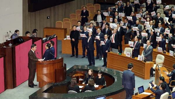 여러 가지 카드 있다더니? 한국당 힘도 못써보고 내년도 예산안 통과