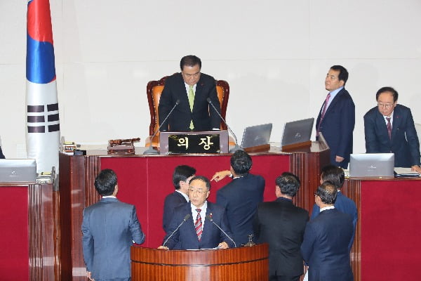 홍남기 경제부총리가 10일 국회 본회의장에서 자유한국당 의원들이 문희상 의장에게 예산안 상정에 대해 항의하는 동안 정부의견을 답변하고 있다/사진=연합뉴스