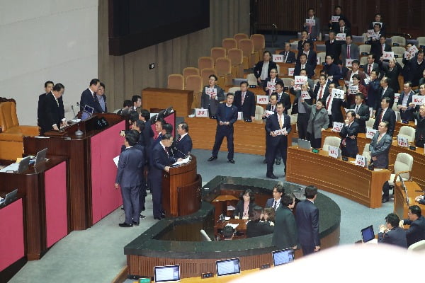 날치기라더니 예산안 통과 '1분 후' 지역구 예산 확보 홍보한 한국당 의원