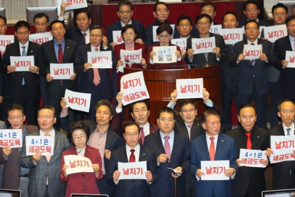 자유한국당 의원들이 10일 국회 본회의장에서 한국당을 제외한 '4+1 예산안'이 통과되자 의장석 앞으로 모여 항의를 하고 있다. /사진=연합뉴스