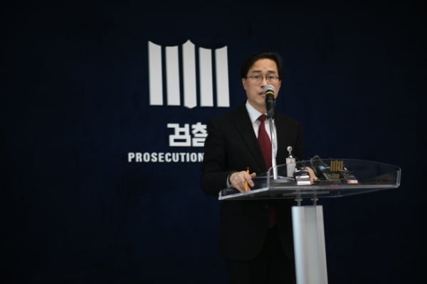 이진동 수원지검 2차장 검사가 11일 수원지검 브리핑실에서 열린 화성연쇄살인 8차 사건 재심과 관련한 브리핑에서 취재진 질문에 답하고 있다. /사진=연합뉴스