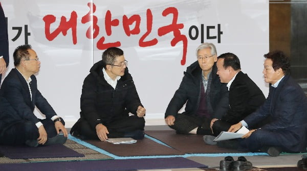 與, 한국당 너무 잦은 장외투쟁에 불만 표출 "황교'안'이 아니라 황교'밖'이냐"