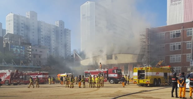 경북 안동시 한 초등학교에서 화재가 발생해 연기가 피어오르고 있다.(사진=연합뉴스)