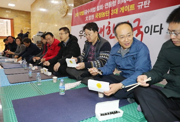 패스트트랙 강행 처리 예고…밟고 가라는 野, 밟고 가겠다는 與